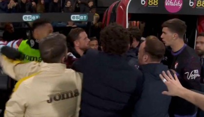 开云体育入口-赛后大乱斗！亨德森火爆对喷对方教练，被队友死死拉住|乔丹·亨德森|布伦特福德|伯恩茅斯|斯库特·亨德森|安德鲁斯_新浪体育_新浪新闻