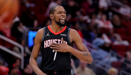 小腿皲裂惹人忧！火箭球迷举牌：KD给我们看看腿 你需要身体乳