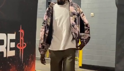 此前三连败！杜兰特潇洒入场 头戴時髦毛帽&amp;身穿撞色拉链夹克敞怀